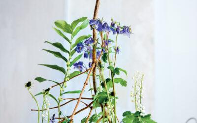 Zarter Frühling in Bleu: Die Leichtigkeit des New-Ikebana Styles