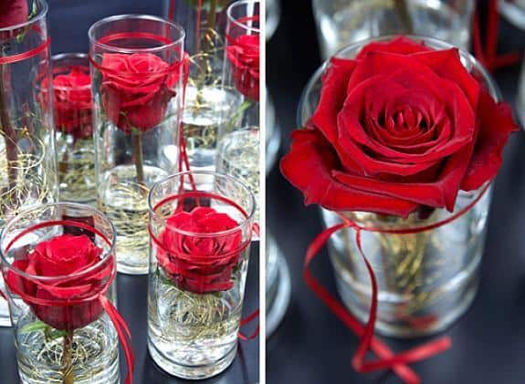 Wow-Rosen in Glasgefäßen arrangiert