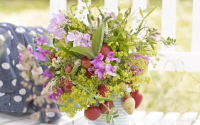 Zum Anbeißen schön! Farbenfrohes Blumenbouquet mit Erdbeeren