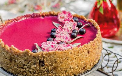 Rezept: No-Bake-Cake mit kandierten Rosenblüten