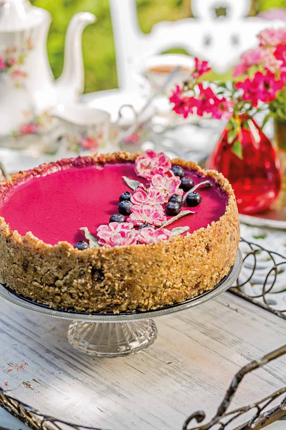 Rezept: No-Bake-Cake mit kandierten Rosenblüten