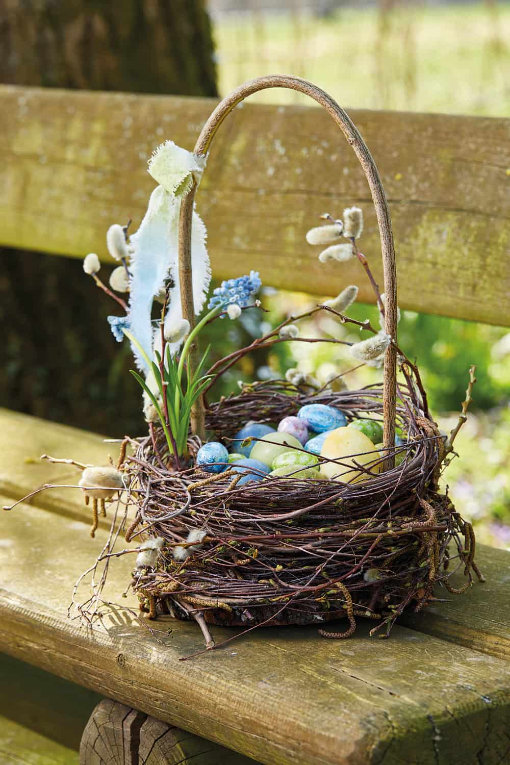DIY-Osterdeko: Birkenzweig-Nest für die Eiersuche 