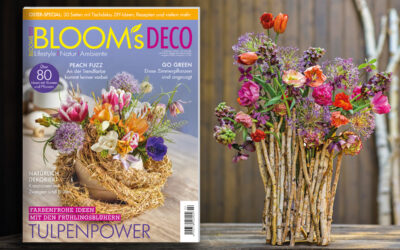 Magazin Blooms Deco März/ April 2024 neben Blumenarrangement mit Zweigegefäß aus Birke