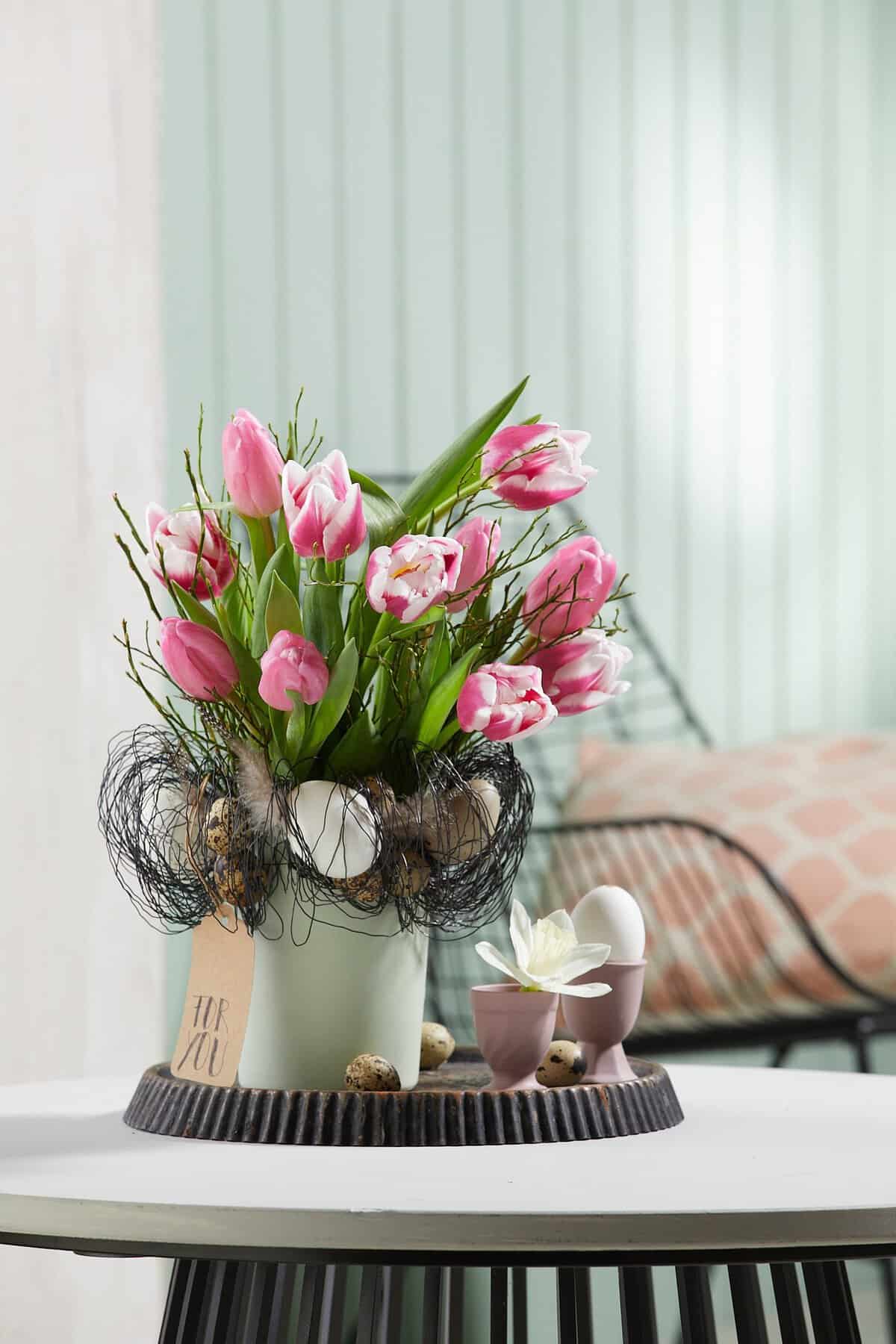 Pinker Tulpenstrauß in Gefäß mit Wickelranddekoration 