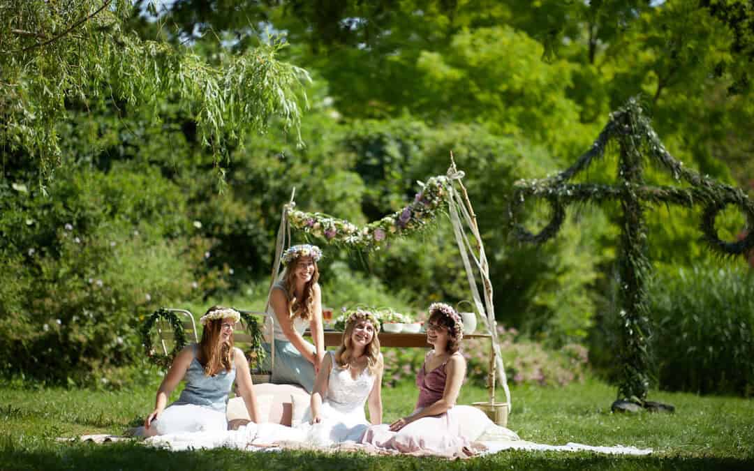 Midsommar Hochzeit unter freien Himmel