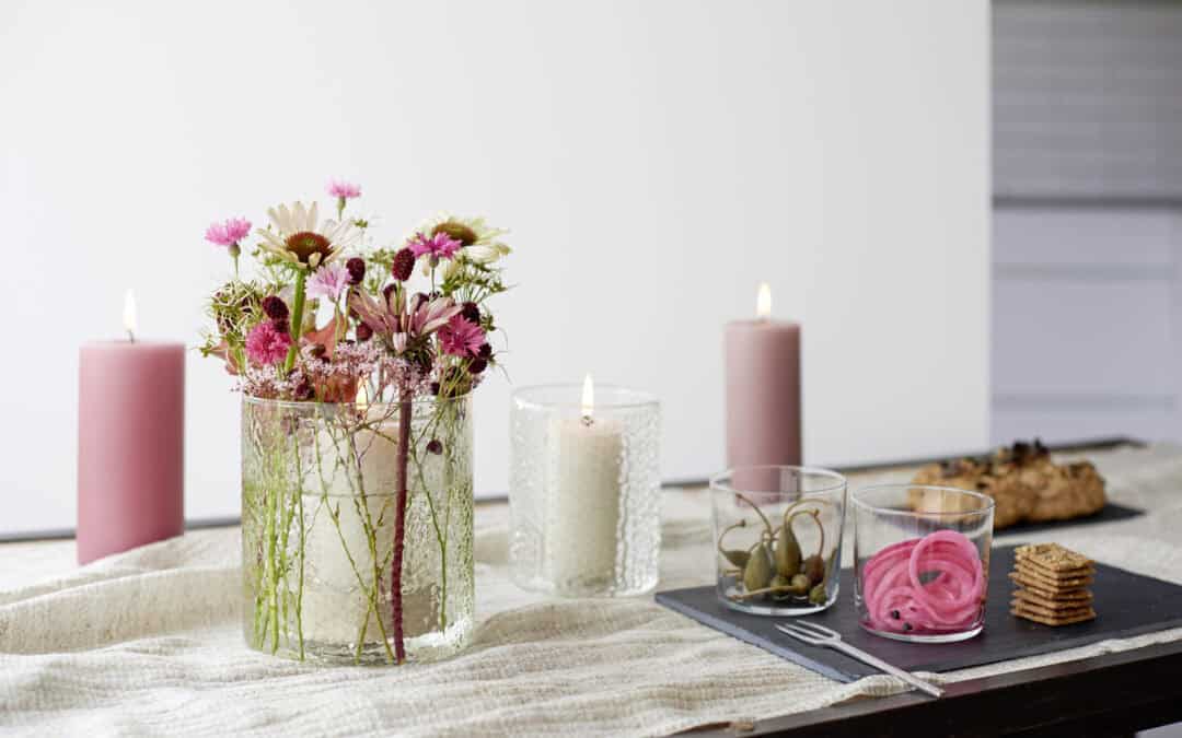 Modernes Windlicht mit Sommerblumen selbermachen