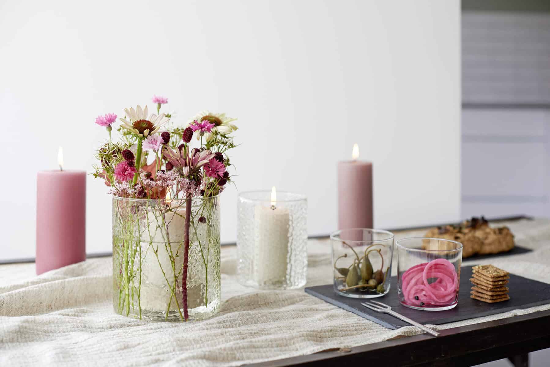 Modernes Windlicht mit Sommerblumen selbermachen