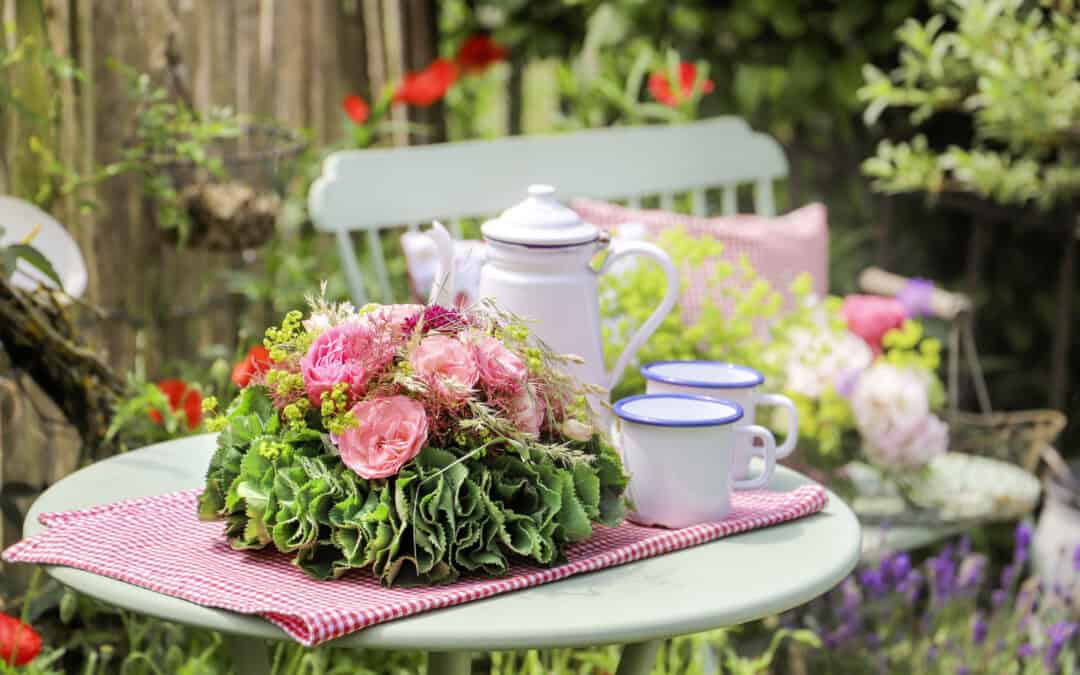 Ländliches DIY-Sommergesteck mit Blüten und Blättern