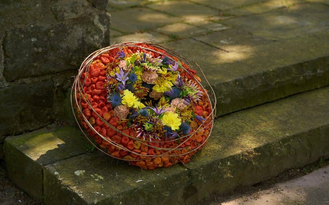 Video: Leuchtender Trauerkranz mit Physalis