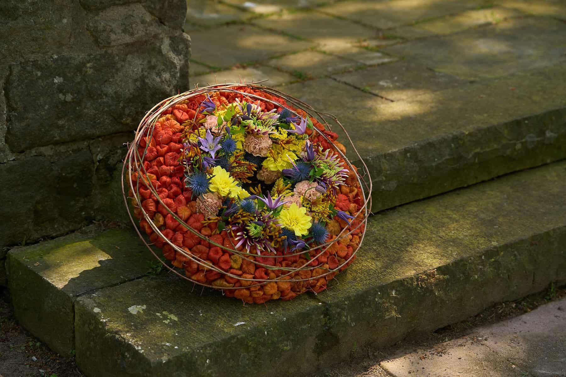 Video: Leuchtender Trauerkranz mit Physalis