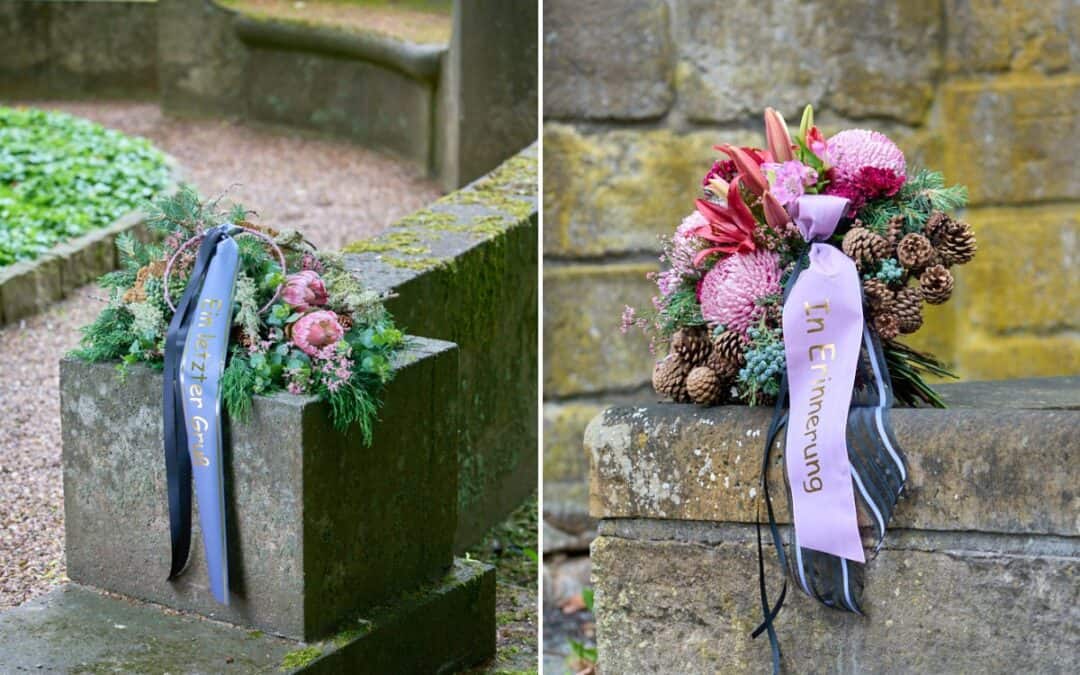 Grabsträuße als florale Trostspender mit Schleifenbändern