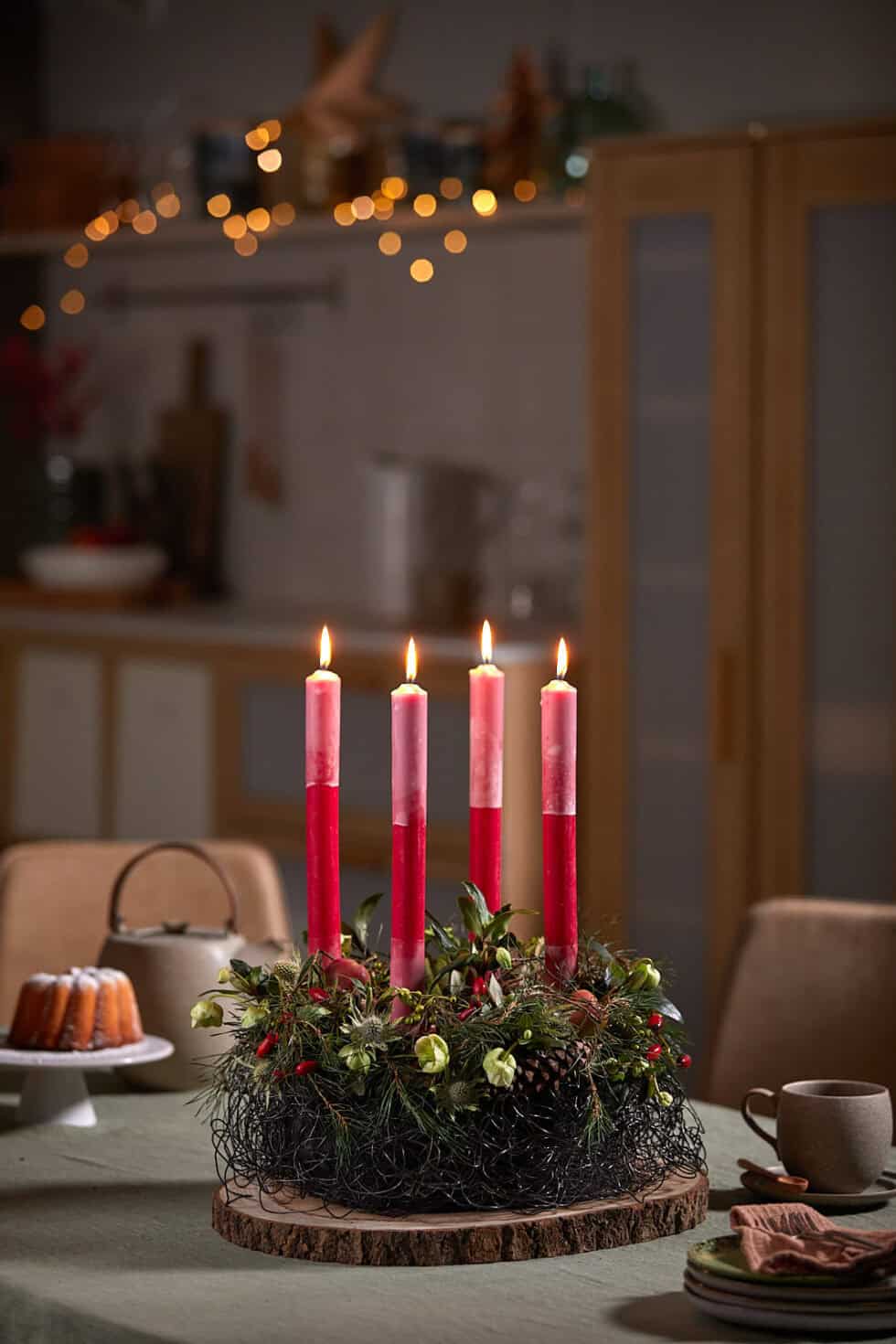 Britesta Künstlicher Adventskranz: Adventskranz, Golden, 4 Rote LED-Kerzen Mit Bewegter Flamme (Weihnachtskranz