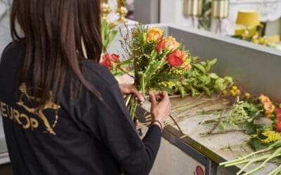Branchennews: Fleurop öffnet FloristShop für alle Blumenfachgeschäfte Fleurop-Floristin bei der Arbeit